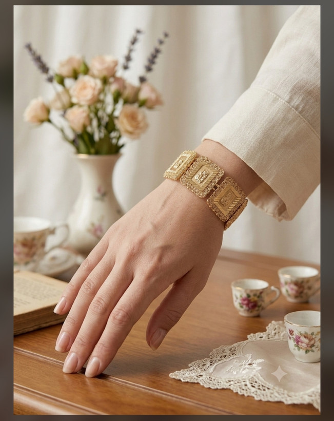 دستبند مجلسی لوکس با روکش طلایی و طرح برجسته تندیس (مدل: الهه یونان)