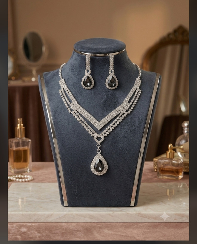 سرویس مجلسی نگیندار طرح V با آویز اشک سنگ مشکی (شامل گردنبند و گوشواره)